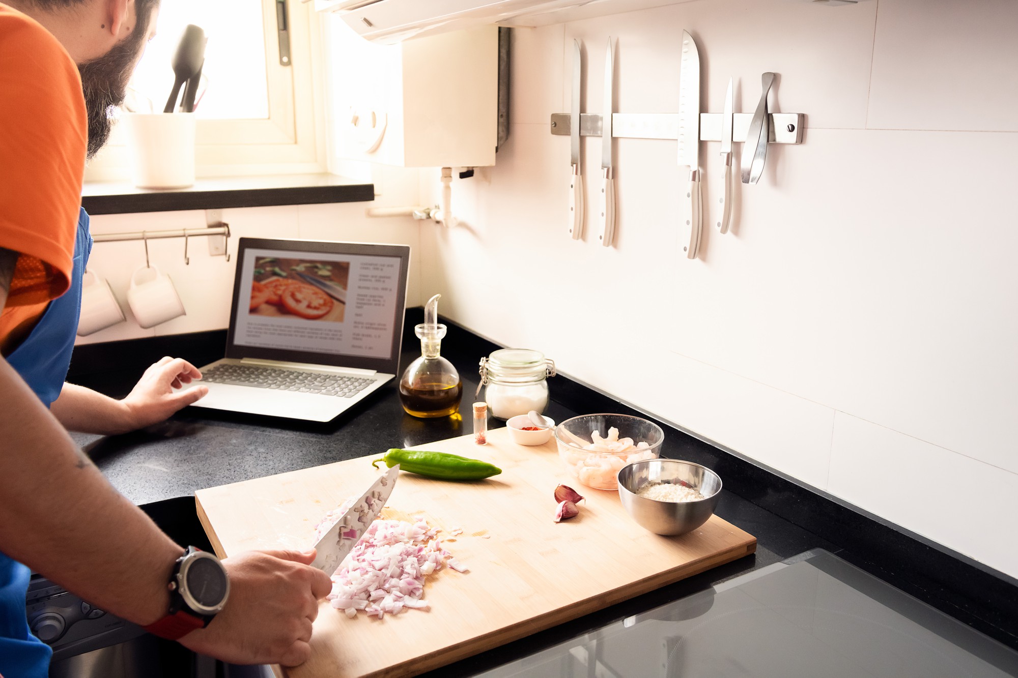 Studio di cucina compatto con workstation e laptop