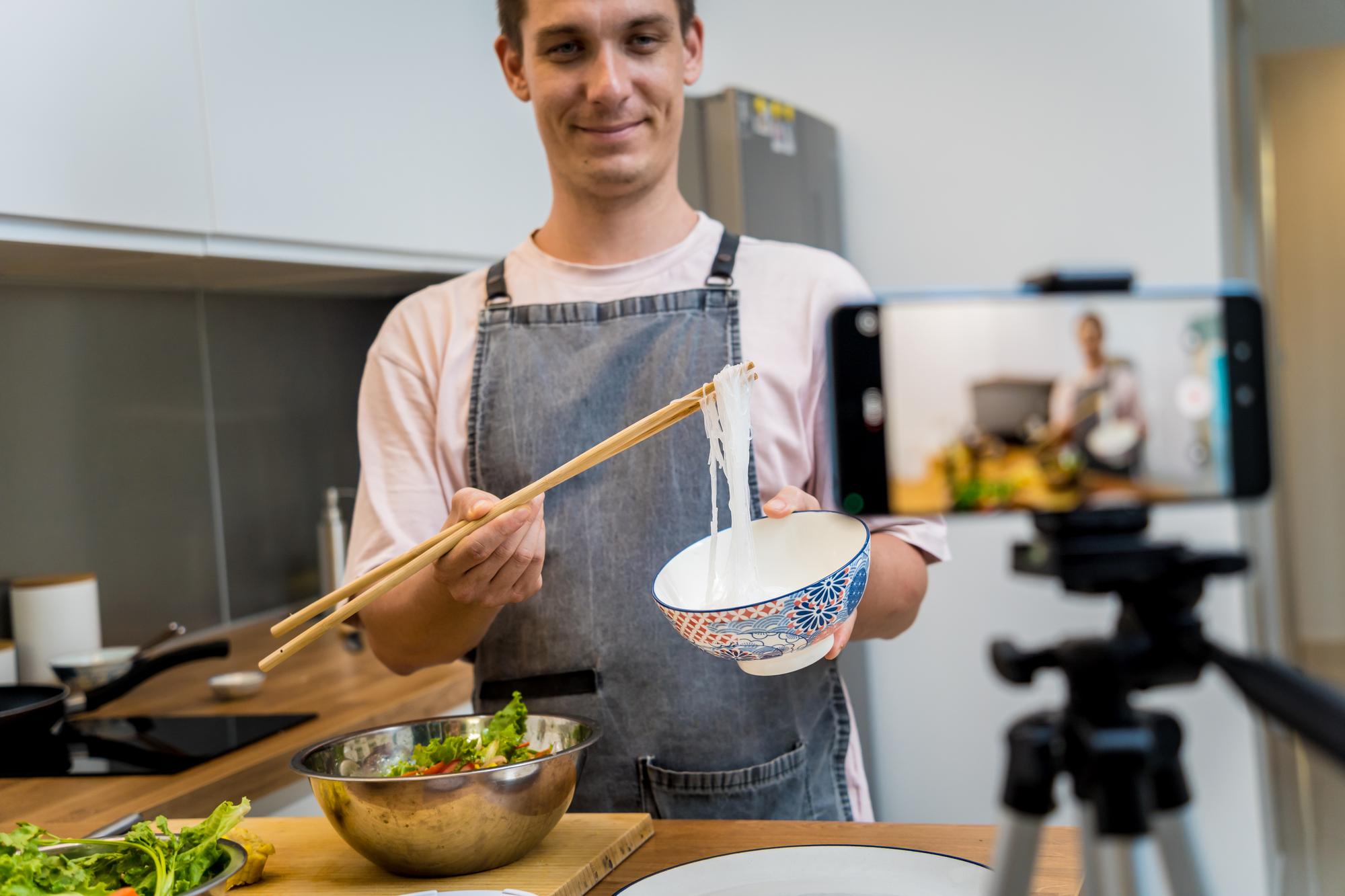 Chef che revisiona una ricetta con allievo via video